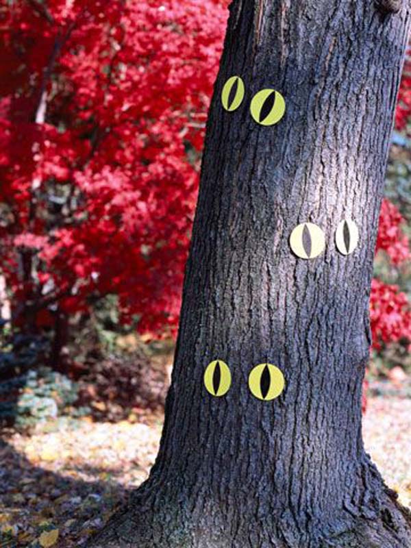 decorate-outdoor-tree-for-halloween-13