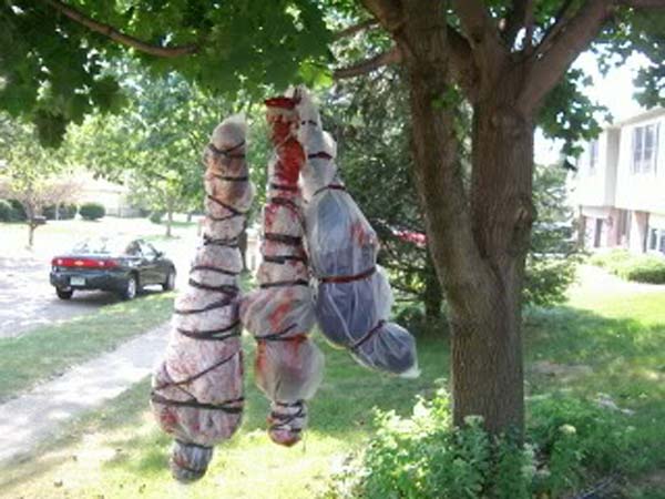 decorate-outdoor-tree-for-halloween-19