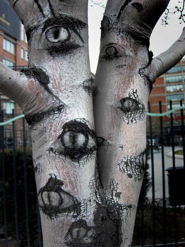 decorate-outdoor-tree-for-halloween-5